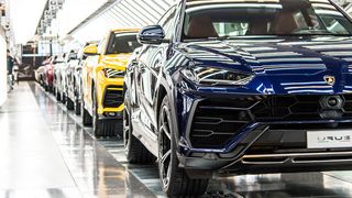 Mit der flexiblen Lackiererei kann Lamborghini beim Modell Urus jeden Farbwunsch wirtschaftlich realisieren. (Lamborghini)