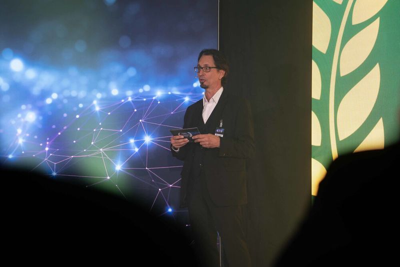 Storage-Insider-Chefredakteur Dr. Jürgen Ehneß bittet die Gewinner der sechs Storage-Kategorien zur Übergabe der IT-Awards 2024 auf die Bühne. (Bild: Manuel Emme Fotografie)