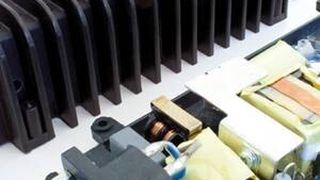 Ein mit Kühlrippen versehenes Kunststoffgehäuse (schwarz) aus dem neuen wärmeleitfähigen und halogenfrei flammgeschützten LATICONTHER 62 CEG/500-V0HF1  (Bild: LATI)