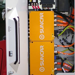 Detailaufnahme der Hochvolt-Verteilung im Elektro-Bagger TB260e(Bild:  Suncar AG)