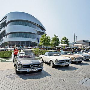 Einen Einblick in die Automobilgeschichte von den Anfängen bis heute bietet das Mercedes-Benz-Museum in Stuttgart.