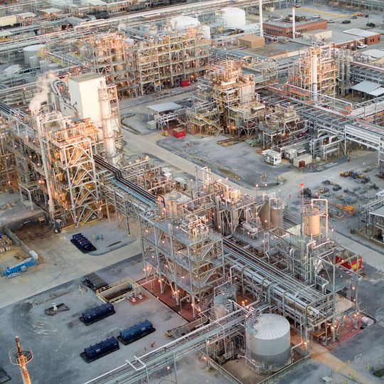 Die Erweiterung der Kapazitäten der Produktionsanlagen für Methylendiphenylisocyanat (MDI) am BASF Verbundstandort in Geismar, Louisiana, schreitet planmäßig voran.(Bild:  BASF)