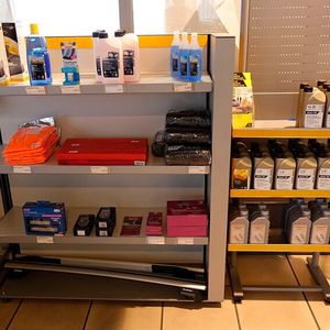 Öl und Zubehör wird direkt in der Serviceannahme angeboten.(Bild:  Rosenow/»kfz-betrieb«)