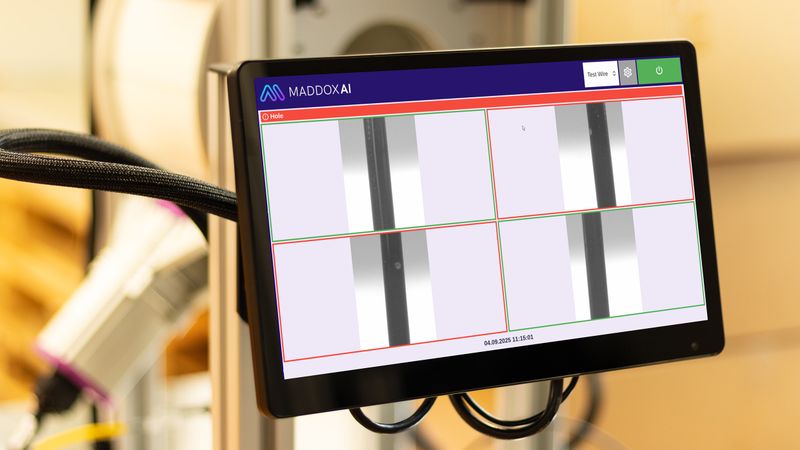 Bereits kleinste Änderungen im Prozess können sichtbare Veränderungen auf der Produktoberfläche erzeugen. Diese Effekte sind technisch meist unkritisch, erschweren aber die automatisierte Inspektion erheblich.(Bild:  Maddox AI)