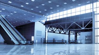 Herausfordernd: Eine Halle mit LEDs zu beleuchten ist noch recht selten. Voraussetzung ist ein Lichtstrom mit mehreren tausend Lumen. Einzelne LEDs kommen schnell an ihre Grenze. (Foto: Roman Sigaev, Shutterstock)