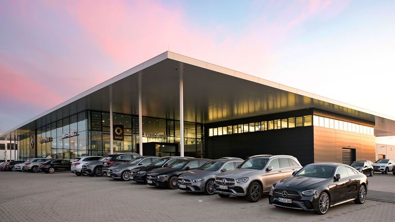 Künftig verkauft Emil Frey an seinen Mercedes-Standorten in Kassel (im Bild) und Würzburg auch Transporter. (Bild:  Harry Soremski)