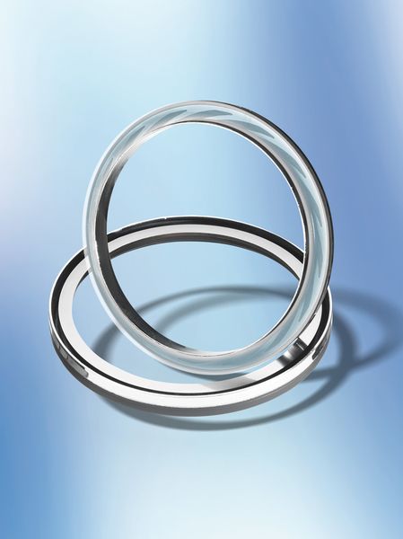 Der Vision einer reibungsfreien Dichtung sind die Ingenieure von Freudenberg Sealing Technologies sehr nahe gekommen: Der Kurbelwellendichtring Levitex erzeugt ein Luftpolster, das praktisch reibungslos den Motorraum abdichtet. Levitex kann so den CO2-Ausstoß von Fahrzeugen um 0,5 bis 1 Gramm pro Kilometer senken. (Bild: Freudenberg)