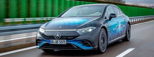 Wenn sich Mercedes-Benz-Spezialisten aus dem Pkw- und Formel-1-Bereich mit Batterieexperten zusammentun, um Festkörperbatterien zu optimieren, kann das dicke Früchte tragen. Lesen Sie hier, was damit gemeint ist ...(Bild:  Mercedes-Benz)