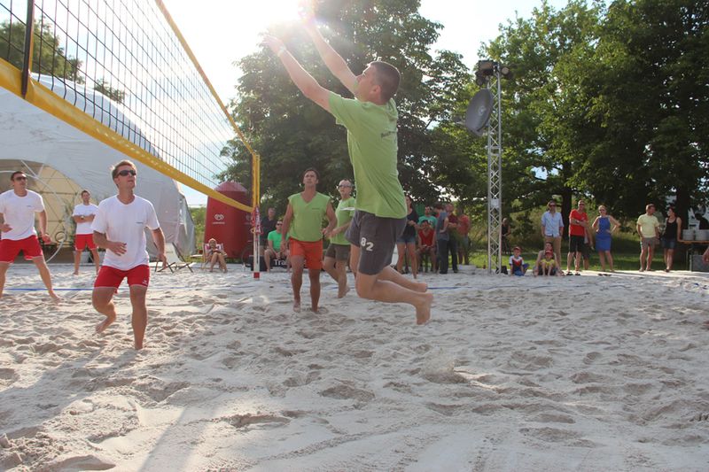 Voller Einsatz am Netz: die „Netzathleten“ kämpften im Turnier und wie hier im Finale um jeden Punkt. Der Lohn war ein souveräner 2-Satz-Sieg über den Gastgeber. (Bild: Fujitsu)