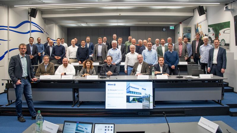 Die Teilnehmer der 19. Tagung der Deutschen Kommission für Lack- und Karosserieinstandsetzung (DeKoLaKa) beim Allianz Zentrum für Technik (AZT) in Ismaning.(Bild:  AZT Automotive)