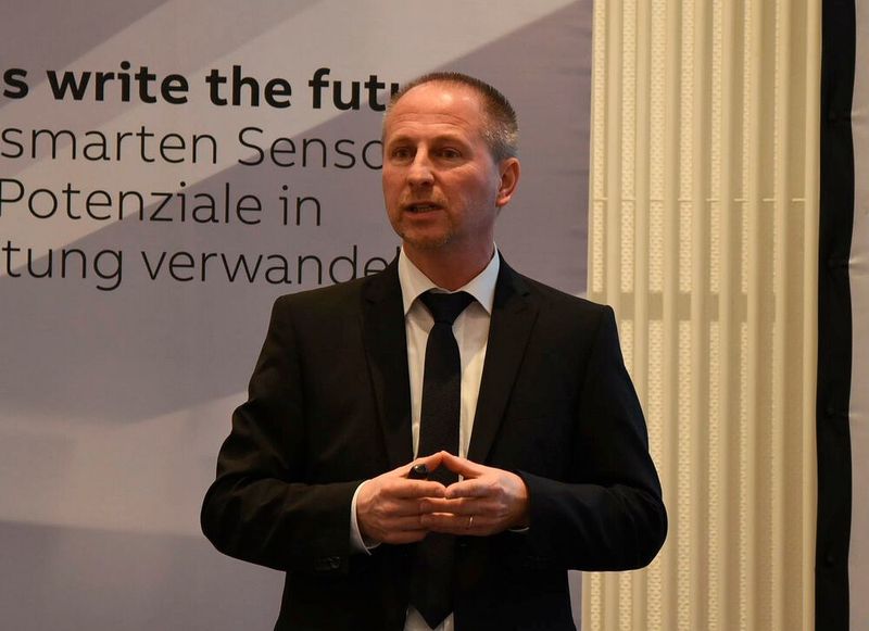 Reinhard Poft erklärt die Vorteile des Sensy Masters: sehr sensibel, großer Messbereich und eine kurze Ansprechzeit. (Stefanie Michel)