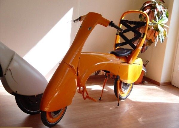 Futuristisches Design: der Elektroroller MOVEO lässt für einen bequemen Transport sich teilen und falten (Bild: Antro Group)