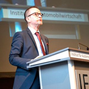 Professor Stefan Reindl leitete in das Programm ein.(Bild:  Seyerlein / »kfz-betrieb«)