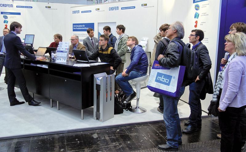Auf dem Messestand können interessierte Messebesucher unter Anleitung in kleinen Gruppen an Übungsplätzen selbst Erfahrung sammeln. (Bild: Cadfem)