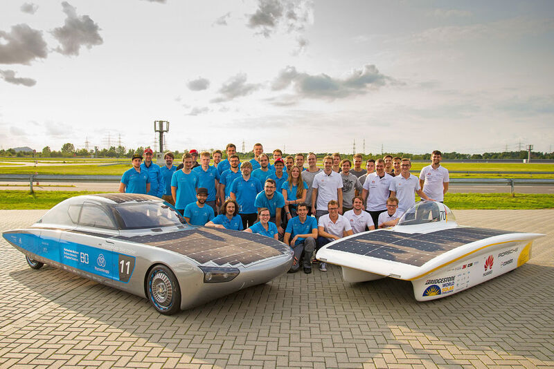 Die deutschen Solarcar-Teams beim gemeinsamen Gruppenbild. (Matthias König, SolarCar-Projekt Hochschule Bochum)