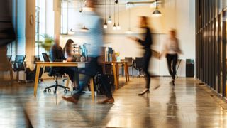 Menschen nutzen und lieben ihre technischen Gadgets – und nutzen sie bisweilen auch gerne im Job. (© Lidok_L - stock.adobe.com / KI-generiert)