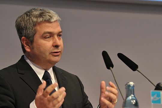 Axel Wellmann, Leiter Produkt- und Verkaufsmanagement Gebrauchtfahrzeuge Mercedes-Benz Pkw Vertrieb Deutschland, beglückwünschte das Aachener Mercedes-Benz-Team von Seiten des Herstellers. (Archiv: Vogel Business Media)