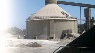 Neben dem bestehenden Silo wird das neue Silo errichtet.  (Bild: Aumund)
