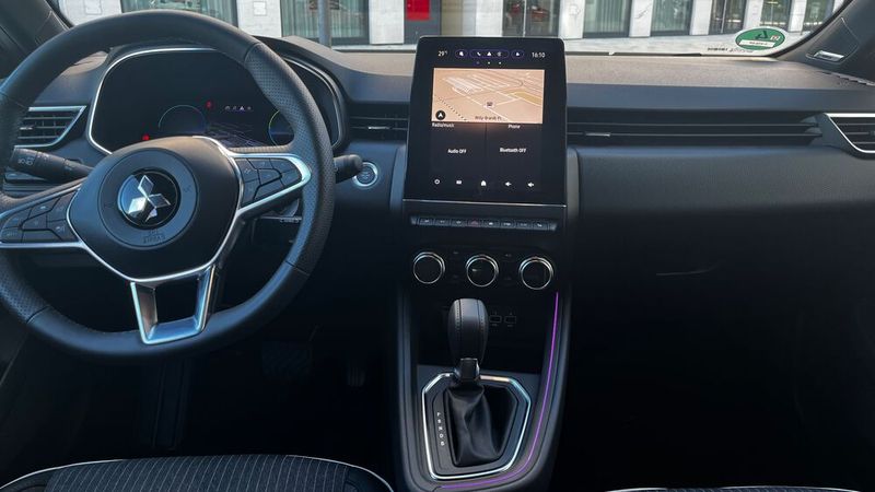 Im Innenraum befindet sich je nach Ausstattung ein 9,3-Zoll-Touchscreen.  (Bild: Simon – VCG)