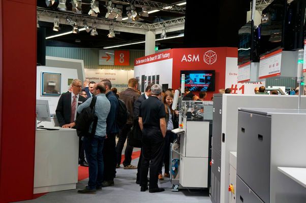 Dicht umlagert: Der Messestand des Bestückungsspezialisten ASM war auch bei der diesjährigen SMT Hybrid Packaging einer der Besuchermagneten. (Bild: Anna-Lena Idzko)