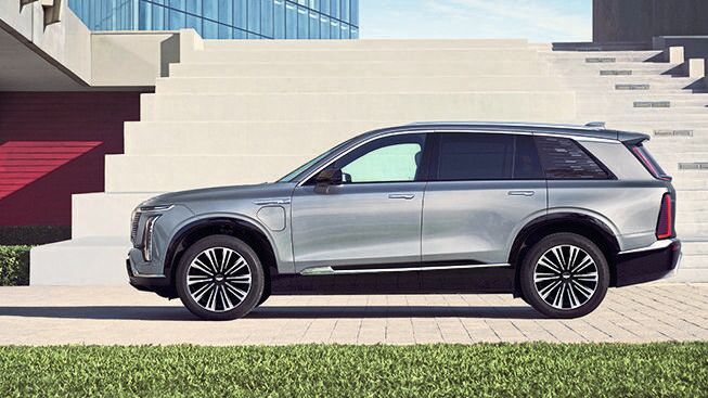 Das klassisch gezeichnete SUV ist 5,22 Meter lang, weshalb auch Platz ist für eine dritte Sitzreihe. (Bild: Cadillac)