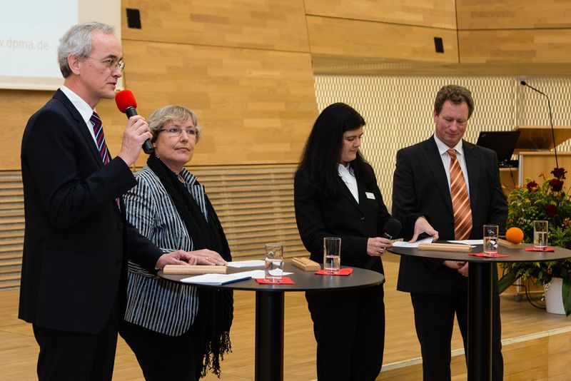 Die Projektverantwortlichen im Gespräch (v.l.n.r.): Michael Ganzenmüller (Hauptabteilung Information), Barbara Preißner (Hauptabteilung Marken und Designs ), Nadja Amendt (ElSAPersonal, Moderation) und Dr. Hans Dieter Mieskes (Ref. 2.3.1, Projektleiter) (Harald Töpfer)