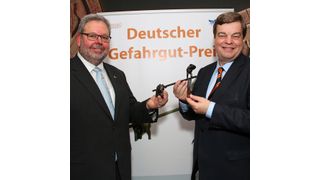 Enak Ferlemann (re.), parlamentarischer Staatssekretär im Bundesverkehrsministerium, überreichte in Hamburg den Deutschen Gefahrgut-Preis an Gerhard Lahmann. (Ecomed Storck GmbH/Stephan Persch)