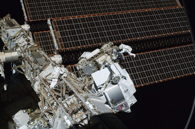 AMS-02 avec des astronautes à l'arrière-plan. (Image: ESA) (Archiv: Vogel Business Media)