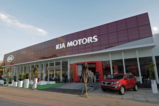 Von weitem erkennbar: Alles Kia-Betriebe sind künftig durch ein rotes Fassadenband gekennzeichnet. (Archiv: Vogel Business Media)