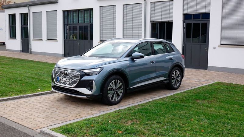 6. Die Fahrdynamik: Flott sieht er ja aus, der Q4. Und in der Variante Quattro stehen immerhin zwei Motoren mit zusammen 220 kW/299 PS bereit. Die Fahrleistungen sind mit einer Beschleunigung von 6,2 Sekunden von 0 auf 100 km/h durchaus beachtlich. Auch über 100 km/h legt der E-Tron noch nachdrücklich an Geschwindigkeit zu. Trotzdem nutzt man diese Power nur selten aus. Auf der Autonbahn stellten wir den sehr gut funktionierenden adaptiven Tempomaten meistens auf 120 km/h ein. (Bild: Rosenow – »kfz-betrieb«)