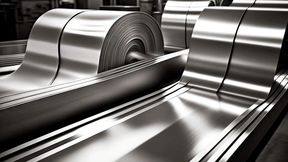 Bei Arcelormittal Bremen werden per Messer Coils aus Stahl zurechtgeschnitten, was mit hoher Geschwindigkeit passiert. Deshalb ist die Qualitätssicherung von Produkt und Messer nicht einfach. Doch TS Sensors und Selmatec haben nun ein Echtzeitsystem entwickeln können ... (Bild: AT Sensors)