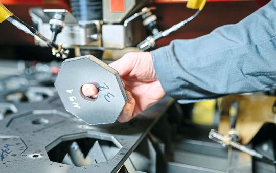 Die Schnittqualität setzt sich aus zwei Faktoren zusammen: der Rauheit der Schnittkante – je glatter, desto besser – und der sogenannten Gratbildung.(Bild:  Roland Richter / Empa)