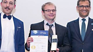 Der Telematik-Award 2018 wurde an ZfT verliehen (v.l.n.r.): Chefredakteur Telematik-Markt Peter Klischewsky, ZfT-Mitarbeiter Christian Lilge, VDA-Geschäftsführer Dr. Kurt-Christian Scheel. (©Telematik-Markt.de)