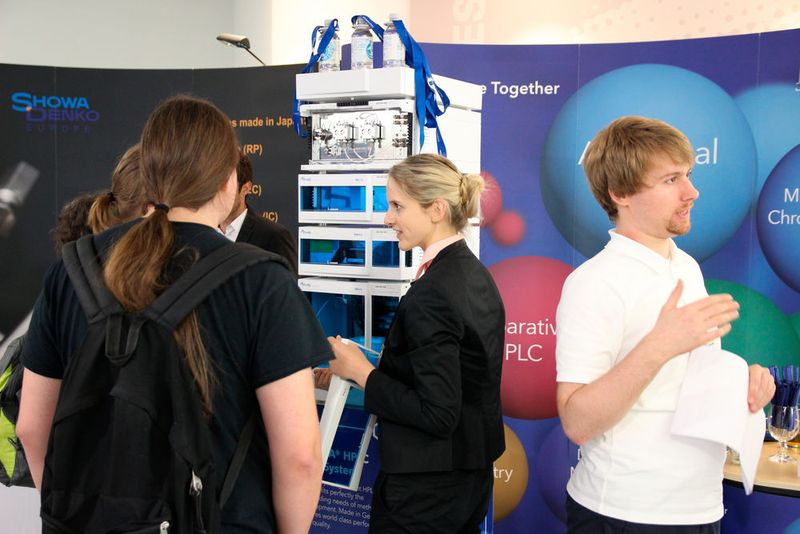 Die Pausen nutzten die Teilnehmer für intensive Diskussionen mit den Referenten und Ausstellern. (LABORPRAXIS)