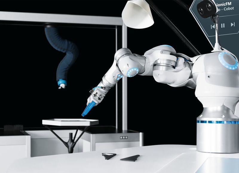Für den Materialnachschub sorgt ein Robotino, der autonom zwischen den Stationen pendelt. Beladen wird er von einer weiterentwickelten Version des BionicMotionRobot.  (Festo)