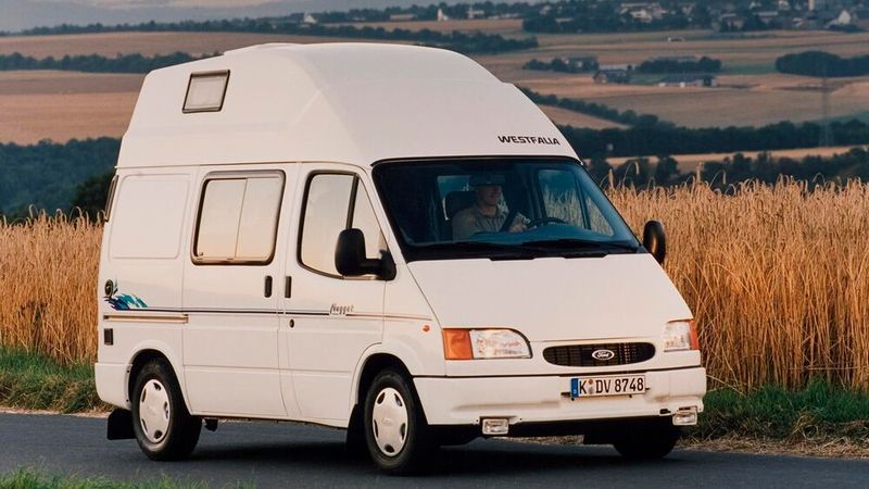 Selbstverständlich gab es auch die neue Generation des Transit wieder als Wohnmobil. Der Nugget wurde erstmals 1986 vorgestellt und wird seitdem in Zusammenarbeit mit Westfalia produziert. (Bild: Ford)