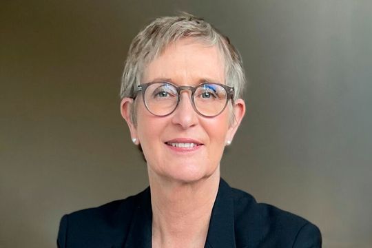 Ifoy-Juryvorsitzende Anita Würmser: „Die Tester präsentieren ihre Ergebnisse vor der Jury und geben eine Wahlempfehlung ab, über die viel diskutiert wird. Aber am Ende entscheidet jeder Juror für sich.“(Bild:  Ifoy)