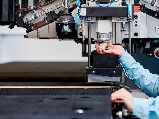 Wer Stanz-Laser-Maschinen des Typs Trumatic 5000 von Trumpf nutzt, kann sich jetzt auf einen KI-basierten Assistenzen zum Einfahren der Maschinen freuen. Der spart Zeit und Kosten. Lesen Sie hier, was das System, das demnächst auf der Hausmesse Intech zu sehen ist, kann ...(Bild:  Trumpf)