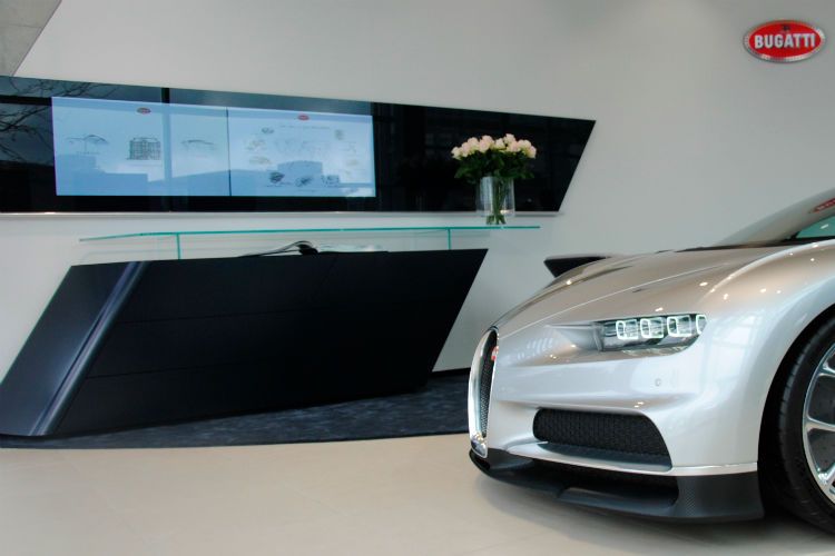 Bugatti-Blau: Sideboard und Car-Konfigurator tragen die Farbe der Marke. (Foto: Baeuchle)