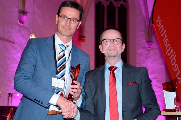 Maik Kynast (li.), Vertriebsleiter Kfz und Versicherungen der Santander Consumer Bank, bedankte sich für die Auszeichnung in der Kategorie Non-Captive-Finanzdienstleister. (Foto: IFA)