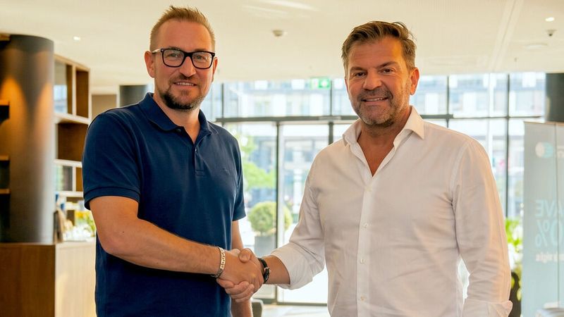 Fabian Hirsch (l.) ist ein Teil der neuen Doppelspitze bei Digit Solutions und übernimmt den Staffelstab von Christian Werner (r.).(Bild:  Digit Solutions)