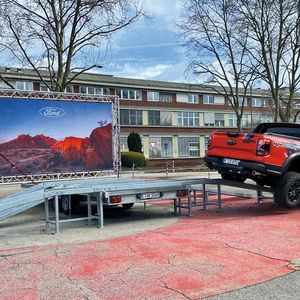Auf einer Traverse können sich Hersteller und Händler großflächig präsentieren.(Bild:  Ad Emotion/Breitengrat)