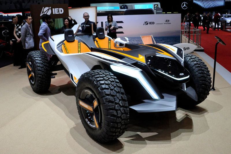 Hyundai präsentiert in Genf mit dem „Kite“ ein Konzeptfahrzeug, das in Zusammenarbeit mit dem Turiner Istituto Europeo di Design entstanden ist. Es kann von einem elektrisch angetriebenen, zweisitzigen Buggy in einen einsitzigen Jetski verwandelt werden. (Wehner/»kfz-betrieb«)