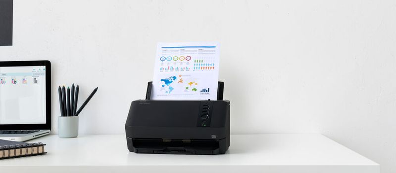 Der Ricoh SP‑2240N schafft eine Scangeschwindigkeit von bis zu 40 Seiten pro Minute. Das günstigere Schwestermodell Ricoh SP‑2230N erfasst bis zu 30 Seiten pro Minute. Beide sind mit Gigabit-Ethernet ausgestattet und werden von Hersteller PFU als Workgroup-Scanner der Einsteigerklasse eingeordnet.  (Bild: © mallmo - stock.adobe.com, PFU)