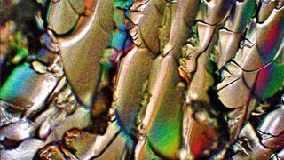 UV-gehärtetes Optical Bonding: Versprödetes Optical Bonding als Resultat ungeeigneter Materialien und/oder ungeeignetem Prozess – ergeben lokale sichtbare und störende Artefakte. (Bild: Wammes & Partner)