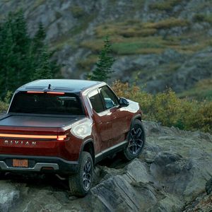Der Rivian R1T ist bereits zu Preisen von rund 70.000 und 100.000 Dollar erhältlich.(Bild:  Rivian)