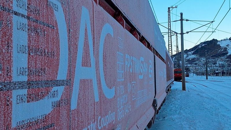 Unter harten winterlichen Bedingungen erprobten die ÖBB die zukünftige digitale automatische Kupplung.(Bild:  RCG)