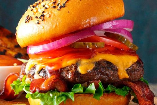 Burger-Buden sind in den USA eine beliebte Nahrungsquelle. Bisher hat nur noch keiner draufgeschaut, wie der optimale Burger aussieht und es gibt unzählige Kombinationen. US-Forscher sind dem nun aber per KI auf der Spur gewesen. Lesen Sie hier, was dabei herauskam ...(Bild:  Kulinarr)