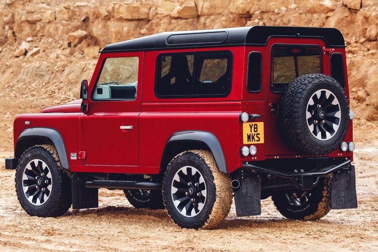 Der Defender rollt auf exklusiven 18-Zoll-Leichtmetallfelgen im „Sawtooth“-Design mit Diamond-Turned-Finish, bestückt mit All-Terrain-Reifen der Dimension 265/65 R18 daher. (Bild: Jaguar Land Rover)