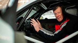 Walter Röhrl, zweifacher Rallye-Weltmeister, im Jahr 2019 in einem Porsche Cayman GT4 Rallye. (Bild: Right Light Media)